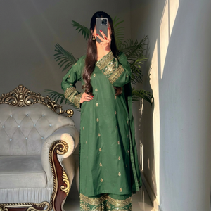 Salwar Kameez en soie brodée verte pour femme, coupe moderne, longueur genou, séchage rapide, idéal pour la plage, les remises de diplômes, Diwali, les mariages et les fêtes - Product Image 2