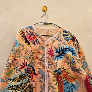 Chaqueta Reversible Acolchada de Algodón Gudri Kantha Hecha a Mano con Patrón Floral Ecológico y Encanto Bohemio, Arte Vestible Cómodo - Product Image 1