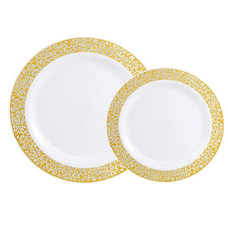 Assiette creuse dorée sur fond blanc.