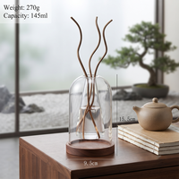 Bouteille diffuseur d'arômes en verre transparent rond vide de luxe OEM ODM 130 ml 200 ml personnalisée avec base en bois pour la maison