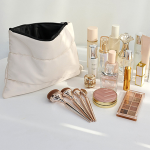 Nouveau Style <span class=keywords><strong>petit</strong></span> <span class=keywords><strong>sac</strong></span> <span class=keywords><strong>matelassé</strong></span> <span class=keywords><strong>matelassé</strong></span> doux coton <span class=keywords><strong>matelassé</strong></span> maquillage sacs à cosmétiques voyage toilette maquillage pochette pour les femmes - Product Image 4