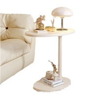 Table d'appoint mobile de style moderne en crème de luxe, table basse simple, lumière irrégulière, décoration d'angle pour le salon
