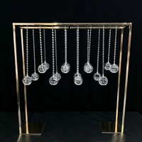 Support de décoration de table de mariage suspendu en métal, cadre de centre de table en métal doré avec boules de cristal suspendues pour fête de mariage