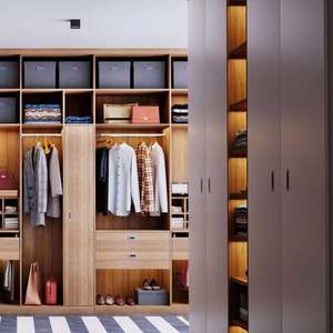 Armoire d'angle élégante sur mesure au design moderne, en bois, avec poignées métalliques et plusieurs tiroirs, îlot - Product Image 6