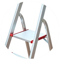 Échelle pliante moderne à 5 marches avec cadre en aluminium ultra-léger, marches larges antidérapantes et plateau porte-outils, conforme EN 131, pour usage résidentiel et supermarché