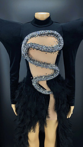 Costume da Palcoscenico Sexy per Cantante, <span class=keywords><strong>Abito</strong></span> <span class=keywords><strong>Nero</strong></span> <span class=keywords><strong>con</strong></span> Coda di <span class=keywords><strong>Piume</strong></span> e Dettagli a Forma di Serpente <span class=keywords><strong>con</strong></span> Diamanti - Product Image 5