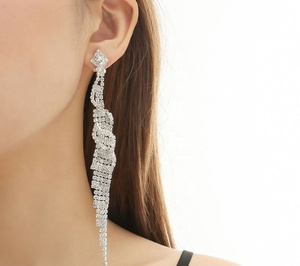 Boucles d'oreilles pendantes tendance en alliage de cuivre avec micro-inserts en strass et pampilles, plaqué argent, style européen et américain, pour femme, soirée et cérémonie - Product Image 6