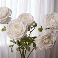Hoogwaardige handgemaakte 3-koppige realistische kunstmatige latex witte roze ranonkelbloem voor bruiloft, huisdecoratie en tafeldecoratie