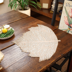 Napperons en PVC vert métallisé essuyables Napperons en vinyle en forme de feuille Tapis de table résistants à la chaleur pour le dîner Table à manger en plastique - Product Image 1