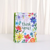 Sacs cadeaux en papier couché Yisheng avec poignées torsadées, jetables, impression de logo personnalisée pour fêtes, festivals, cadeaux, bougies et artisanat