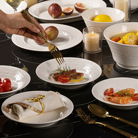 Ensemble d'assiettes à soupe en céramique blanche personnalisées avec motif en relief, comprenant des plats de dîner profonds, offre en gros B2B pour usage commercial