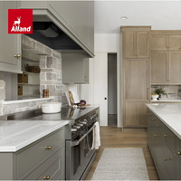 Meubles de cuisine Allandgroup populaires, modernes, aux tons terreux, avec îlot vert sauge et comptoir, finition Shiplap personnalisée