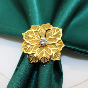 Anneau de <span class=keywords><strong>serviette</strong></span> <span class=keywords><strong>en</strong></span> métal doré pour décoration de table de mariage, motif feuille triangulaire créatif <span class=keywords><strong>en</strong></span> alliage avec <span class=keywords><strong>fleur</strong></span> de perle et <span class=keywords><strong>serviette</strong></span> - Product Image 4
