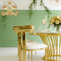 Ensemble de table de salle à manger d'hôtel, de mariage en plein air, luxueux et opulent, avec plateau en MDF blanc à bandes dorées courbées et structure en acier inoxydable