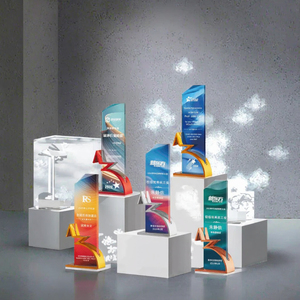 Trophée en cristal avec trophée en métal gravé en forme de pentagramme - Product Image 2