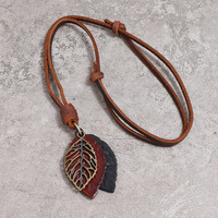 Nouveautés Collier chaîne en cuir vintage à double cercle avec pendentif tête de mort en cuir première couche