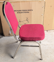 Chaise de banquet empilable en acier inoxydable 304 avec revêtement en tissu rouge pour mariage, hôtel, événement, salle à manger