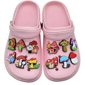 Breloques de chaussures en forme de champignons colorés en gros avec des motifs de forêt magique, épingles en PVC sur le thème des champignons assorties pour la décoration de sabots - Product Image 2
