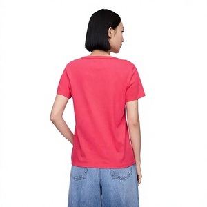 เสื้อยืดคอวีผู้หญิงขายดี ผ้าเจอร์ซีย์พรีเมียม แขนสั้น ทรงพอดีตัว สไตล์ลำลอง รับปักลายตามสั่ง โรงงาน OEM ขายส่ง - Product Image 2
