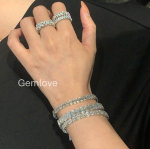 Exquisita pulsera de mujer de oro de 18 quilates, engastada con diamantes de corte radiante cultivados en laboratorio certificados por IGI, adecuados para el uso diario. - Product Image 2