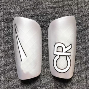 2024 nuovissima fabbrica all'ingrosso di calcio Shin Pad personalizzato <span class=keywords><strong>in</strong></span> <span class=keywords><strong>plastica</strong></span> e resina materiale di calcio giovanile parastinchi per lo sport - Product Image 4