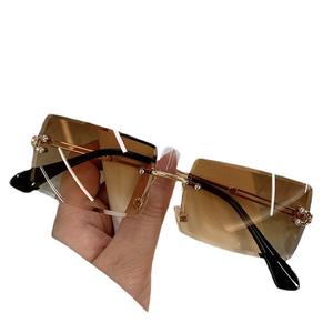 Nouvelles lunettes de soleil carrées sans monture à dégradé pour femmes, monture en métal, protection UV400, style tendance pour les voyages, verres PC noirs - Product Image 1