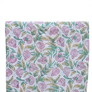 Tela de algodón Jaipuri estampada a mano con motivos florales blancos, rosas y verdes, textil tradicional Sanganeri con motivos de vid para vestidos étnicos. - Product Image 1