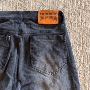 Jeans Baggy en Coton Élastique Personnalisé, Délavé au Soleil, Broderie Déchirée, Denim Personnalisé, Coupe Boxy Surdimensionnée, Pantalon en Denim Lavé pour Hommes - Product Image 5