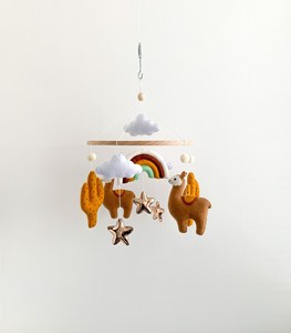 Se vende preciosa cuna de peluche de fieltro hecha a mano, color personalizado, móvil con anillo de madera - Product Image 1