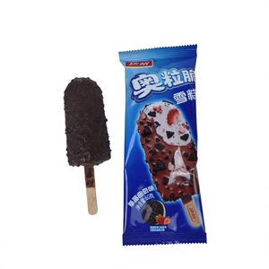 Crème glacée aux fraises croustillante au chocolat avec garniture et croûte croustillante, emballage en sachet, crème végétale prête à consommer - Product Image 6