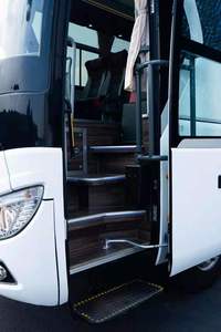 Autobus di nuovo arrivo usato con guida a destra Autobus a doppio asse posteriore Autobus auto 65 posti per la vendita