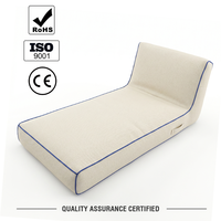 Chaise longue flottante gonflable de luxe en tissu élégant avec passepoil bleu, pour piscine de resort
