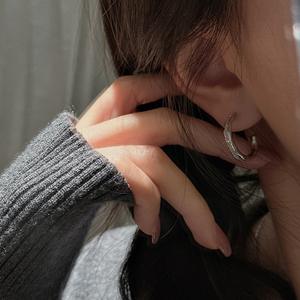 Boucles d'oreilles incurvées en argent pur S925, simples et élégantes, avec un style antique de luxe, design de niche pour les femmes soucieuses de la mode - Product Image 3