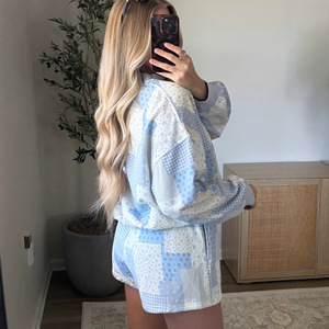 Set Pakaian Santai 2 Potong Wanita Biru Motif Patchwork Floral Gingham Stripe, Atasan Sweatshirt Lengan Panjang Kerah Bulat dan Celana Pendek Kasual - Product Image 4
