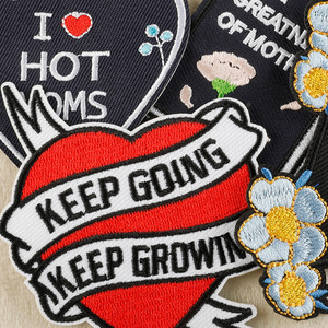 Parche de Bordado Personalizado con Logotipo de Letra Personalizada en Forma de Corazón Irregular de Tamaño Pequeño a Buen Precio, para Planchar en la Ropa - Product Image 2