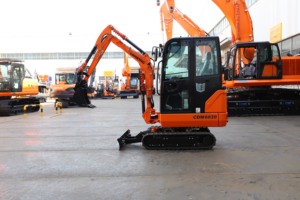 Lonking LG6020 G4 <b>Small</b> Crawler Excavator with Yanmar Engine Pump & Bearing 2 Ton Operating <b>Weight</b> Attachments Included - Product Image 3