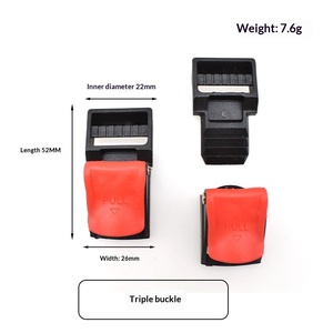 Hebilla Triple de Plástico de 52 mm de Largo con Tirador Rojo para Correas de Bolsas, Diseño Ligero y Fácil de Usar - Product Image 1
