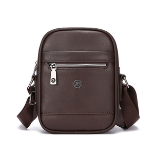 Nouveau sac messager bandoulière de style vintage pour hommes, en PU de qualité, mini sac carré décontracté avec logo décoratif pour usage quotidien - Product Image 1