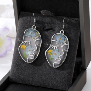 Parure de bijoux plaqué or avec pendentif visage, collier fleur en résine et boucles d'oreilles pendantes pour femme, cadeau idéal pour les fêtes - Product Image 5