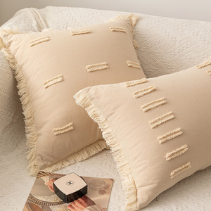 Housse de coussin décorative beige 30x50cm en coton et lin avec pompons pour salon, insert non inclus - Product Image 5