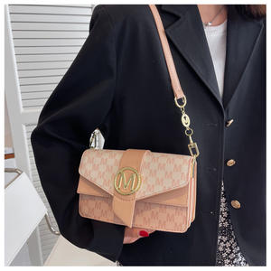 حقيبة كتف نسائية فاخرة عالية الجودة من الجلد الصناعي لعام 2024، حقيبة رسول متعددة الاستخدامات مع طباعة حرف <span class=keywords><strong>M</strong></span> وسلسلة، مناسبة للحفلات، صناعة صينية - Product Image 3