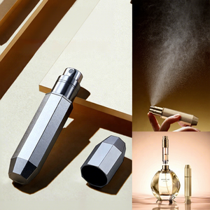 Flacon <span class=keywords><strong>de</strong></span> <span class=keywords><strong>parfum</strong></span> rechargeable haut <span class=keywords><strong>de</strong></span> gamme en aluminium et PCTG, à remplissage par le bas, avec pompe intégrée, directement <span class=keywords><strong>de</strong></span> <span class=keywords><strong>l</strong></span>'usine pour <span class=keywords><strong>l</strong></span>'export. - Product Image 1