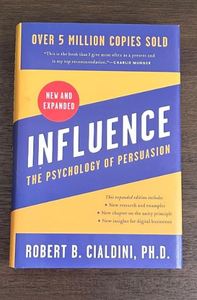 Livre Influence : La psychologie de la persuasion de Robert B. Cialdini, livre de psychologie d'affaires et de développement personnel en anglais, à vendre - Product Image 6