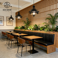 Ensemble de mobilier minimaliste commercial en bois noir et cuir pour restaurant de restauration rapide, comprenant table, chaise, canapé, banc et banquette.