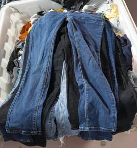 Vaqueros Usados de 38 kg para las Cuatro Estaciones, Venta al por Mayor de Fábrica, Ajuste Popular para Chicas Urbanas que Buscan un Estilo Elegante y Seguro para el Uso Diario - Product Image 5