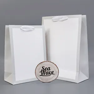 Custom Kerst Verpakking Rode Papieren Zakken Voor Sieraden Met Logo Luxe Winkelen Custom Groothandel Papier Geschenkzak Fabrikanten