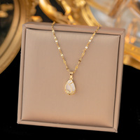 Elegante Collar de Moda con Colgante de Corazón de Mariposa y Tulipán en Acero Inoxidable Chapado en Oro de 18K Que No Se Deslustra, para Mujer