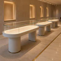 Maßgefertigte Schmuck-Ausstellungsvitrine mit Gebogener Glasplatte, LED-Beleuchtung und Holzsockel für Einzelhandelsgeschäfte und Großhändler
