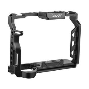 Jaula de cámara de aleación de aluminio Andoer con tornillos de 1/4 pulgadas Agujeros Soportes de zapata fría Reemplazo para <span class=keywords><strong>Sony</strong></span> <span class=keywords><strong>A7</strong></span> <span class=keywords><strong>IV</strong></span> - Product Image 1