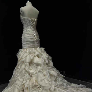 Robe de mariée sirène moderne NT20 à col bateau long, avec volants, dentelle fine et appliques de fleurs en cristal, idéale pour les fêtes - Product Image 6